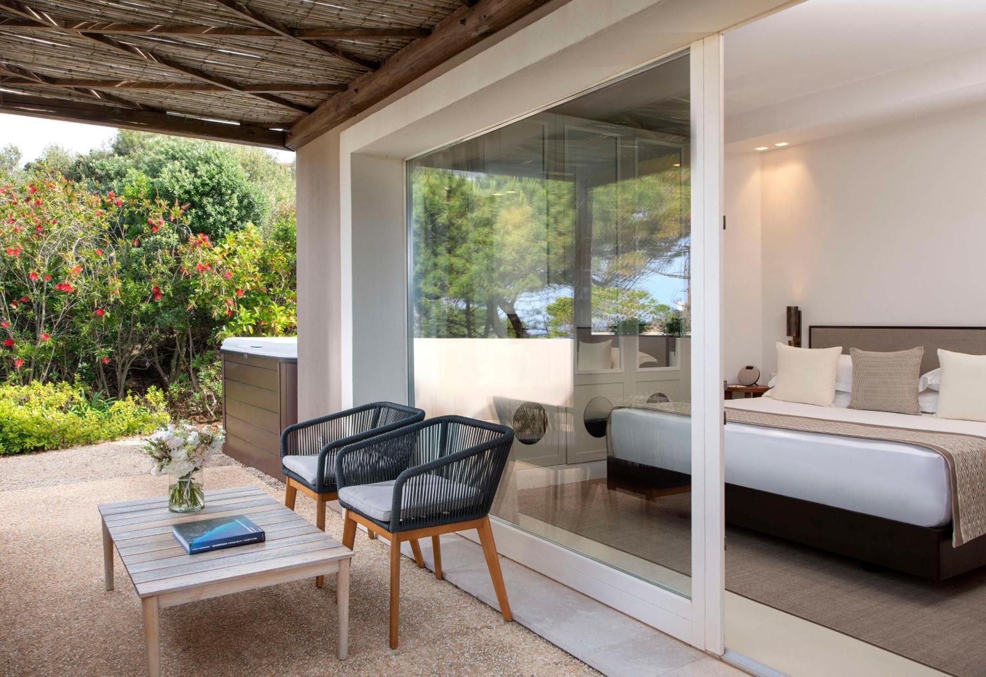 Baia Di Chia Resort Sardinia, Curio Collection By Hilton 외부 사진